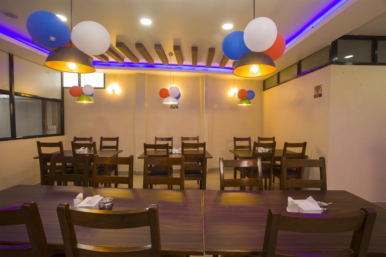 Oyo 146 Somewhere Hotel & Resturant Catmandu Exterior foto